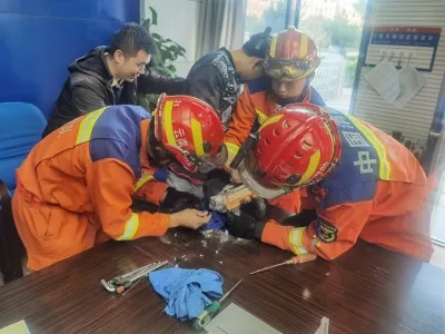 云南楚雄禄丰:工人手卡刨墙机 消防员破拆解救