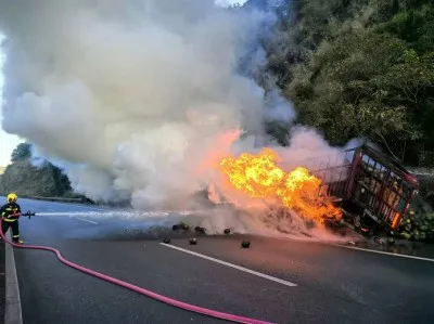 云南大理漾濞:杭瑞高速满载32吨西瓜货车起火,消防快速出警处置