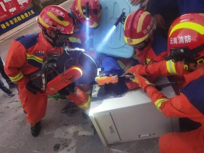 云南楚雄禄丰:工人手卡刨墙机 消防员破拆解救