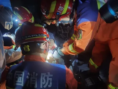 云南楚雄禄丰:工人手卡刨墙机 消防员破拆解救