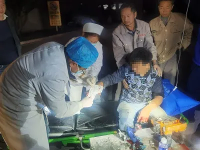云南楚雄禄丰:工人手卡刨墙机 消防员破拆解救