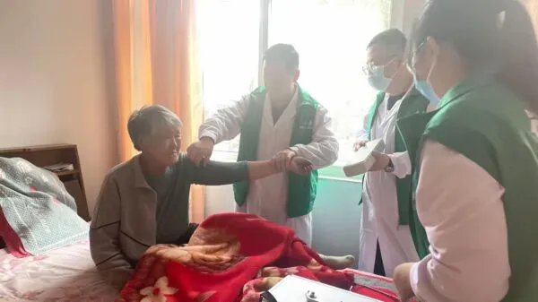 我们奔走在下乡入户家庭签约回访的路上