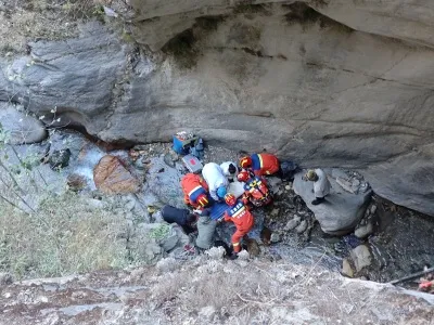 【云南迪庆虎跳峡】傍崖徒步2公里交替转运! 消防员紧急救助崖底受伤游客