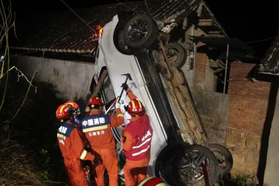 云南景东：SUV车头着地斜靠民房  消防员紧急救援