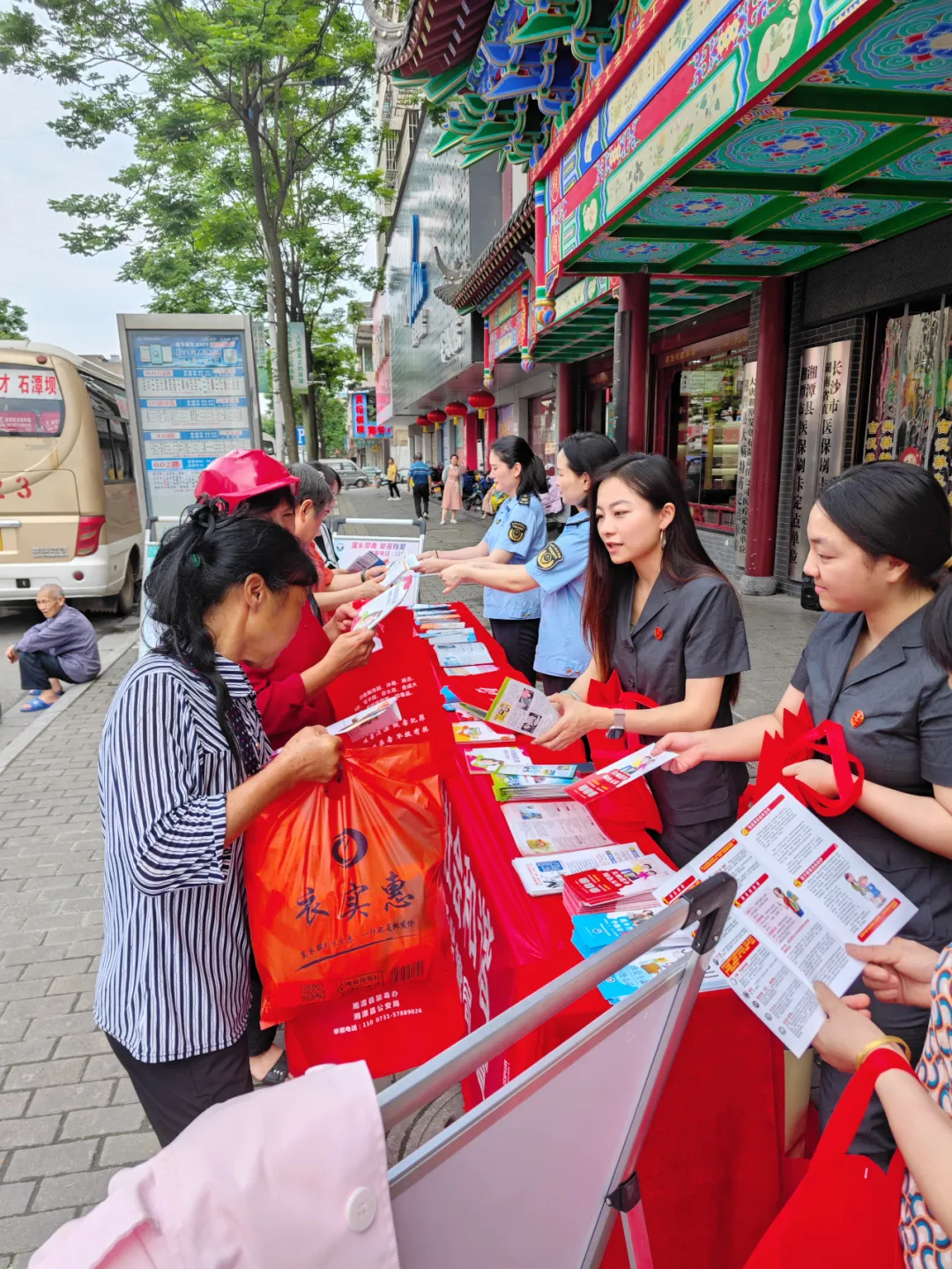 湘潭县法院与县市场监管局联合开展禁毒宣传活动