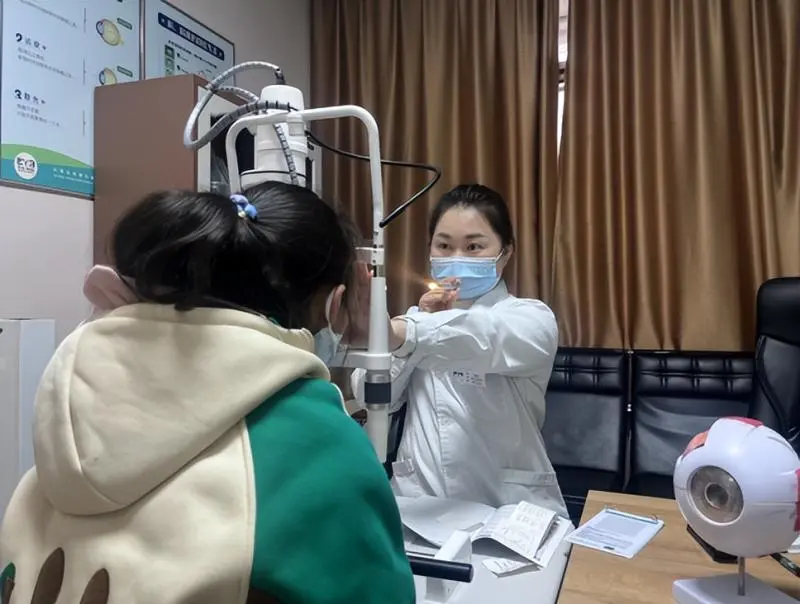 孩子近视了总是眯着眼睛看,眼科专家:警惕近视度数加深 孩子近视了总是眯着眼睛看,眼科专家:警惕近视度数加深