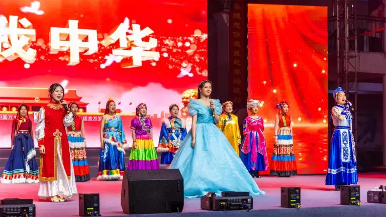 红色印记·艺启未来 ——湘机中学成功举办2024年艺术节文艺晚会