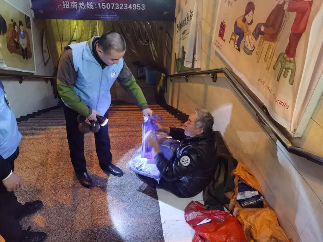 寒冬送温暖：湘潭市救助管理站联合多部门开展街面夜间巡查行动