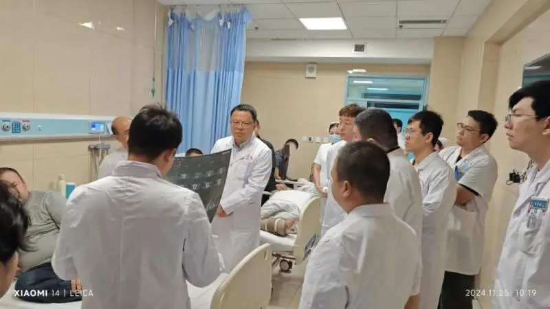 【中心医院·医者红】跨千里医疗援疆路:单侧双通道内镜手术解患者腰疾之困 【中心医院·医者红】跨千里医疗援疆路:单侧双通道内镜手术解患者腰疾之困