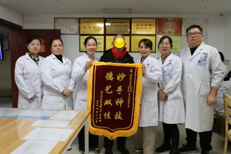 八旬老人跨百里送锦旗,医患暖心引前路 八旬老人跨百里送锦旗,医患暖心引前路