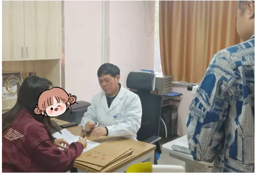 夫妻相约摘镜,只为陪伴彼此“清晰”一生 夫妻相约摘镜,只为陪伴彼此“清晰”一生