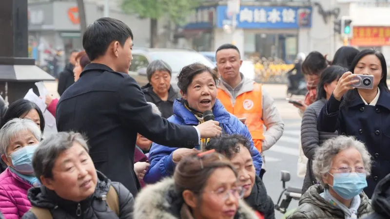 成都银行营业部携手文翁社区共庆新春,送温暖慰问活动圆满举行 成都银行营业部携手文翁社区共庆新春,送温暖慰问活动圆满举行