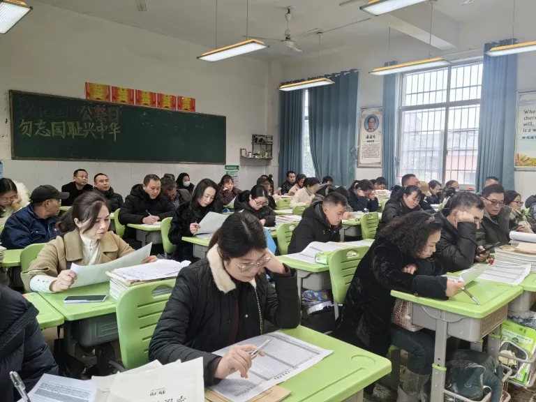 并肩携手绘蓝图 共铸青春璀璨梦 ——湘机中学召开高一年级家长会 并肩携手绘蓝图 共铸青春璀璨梦 ——湘机中学召开高一年级家长会