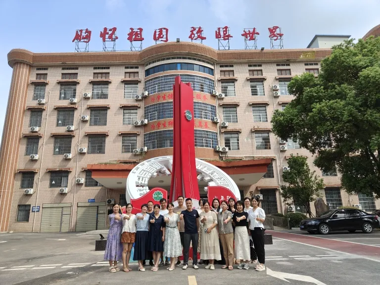并肩携手绘蓝图 共铸青春璀璨梦 ——湘机中学召开高一年级家长会 并肩携手绘蓝图 共铸青春璀璨梦 ——湘机中学召开高一年级家长会