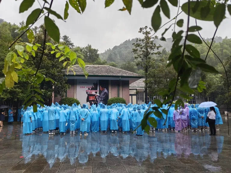 并肩携手绘蓝图 共铸青春璀璨梦 ——湘机中学召开高一年级家长会 并肩携手绘蓝图 共铸青春璀璨梦 ——湘机中学召开高一年级家长会