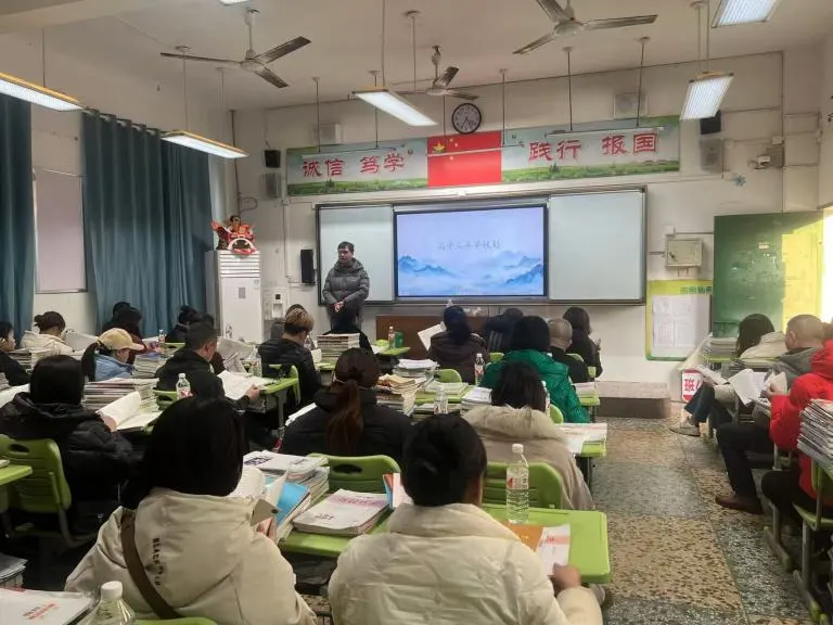 并肩携手绘蓝图 共铸青春璀璨梦 ——湘机中学召开高一年级家长会 并肩携手绘蓝图 共铸青春璀璨梦 ——湘机中学召开高一年级家长会