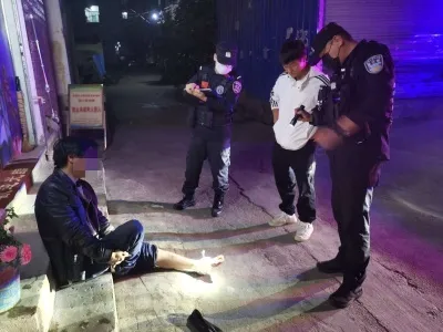 男子骑车脚被撞受伤 特警及时开展救助