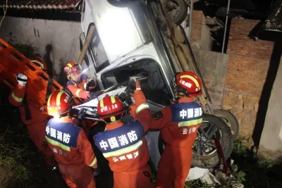 云南景东：SUV车头着地斜靠民房  消防员紧急救援