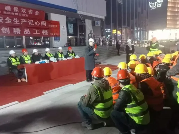 中业建工(河南)集团有限公司,金博大LVE年轻力中心装修项目开工誓师大会在东广场紧急举行