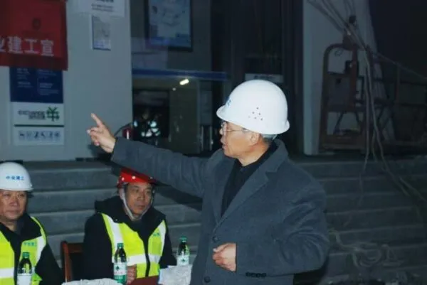 中业建工(河南)集团有限公司,金博大LVE年轻力中心装修项目开工誓师大会在东广场紧急举行