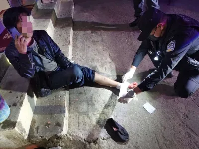 男子骑车脚被撞受伤 特警及时开展救助