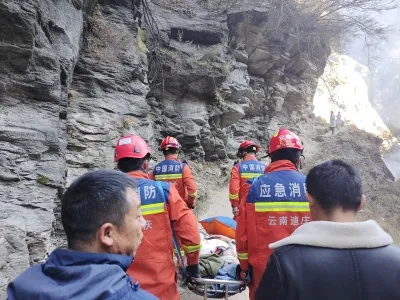 【云南迪庆虎跳峡】傍崖徒步2公里交替转运! 消防员紧急救助崖底受伤游客