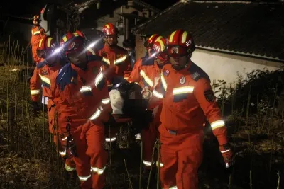 云南景东：SUV车头着地斜靠民房  消防员紧急救援