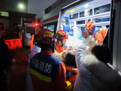 没刹住!两车相撞三人被困 昭通消防紧急救援