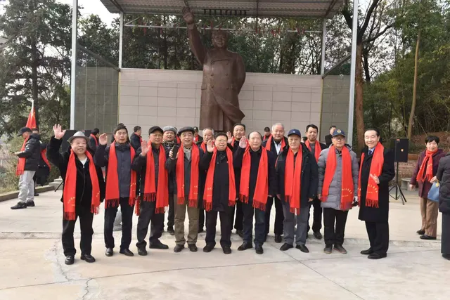 颂开国领袖  汇百姓舞台 ——湖南铁杆毛粉群与市民在尚鑫农庄开展红色纪念活动