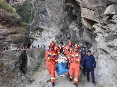 【云南迪庆虎跳峡】傍崖徒步2公里交替转运! 消防员紧急救助崖底受伤游客