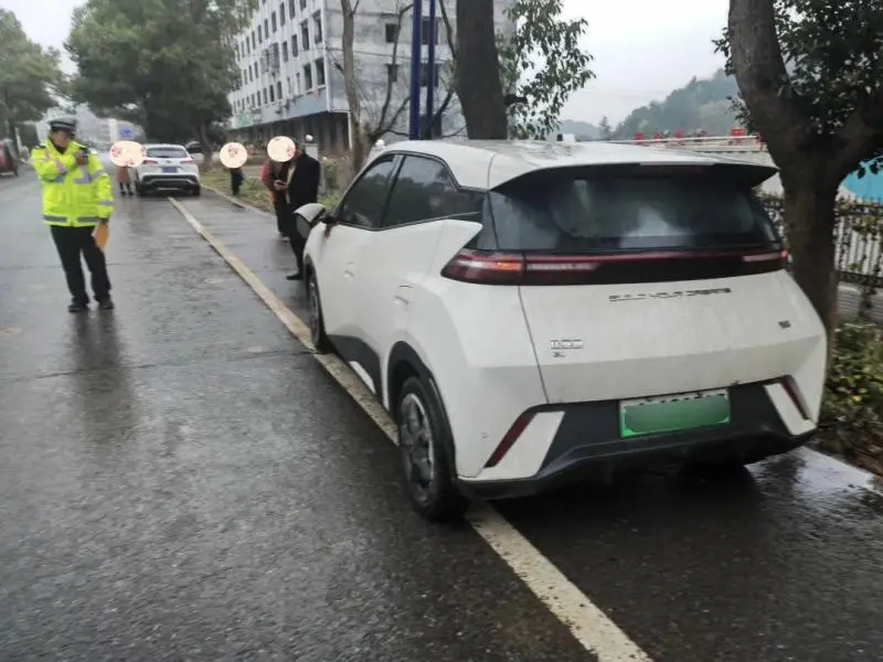 【交通事故警示】国道“懵”起步,两车“砰”相逢(白石镇) 【交通事故警示】国道“懵”起步,两车“砰”相逢(白石镇)