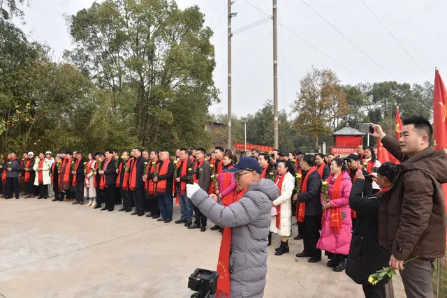 颂开国领袖  汇百姓舞台 ——湖南铁杆毛粉群与市民在尚鑫农庄开展红色纪念活动