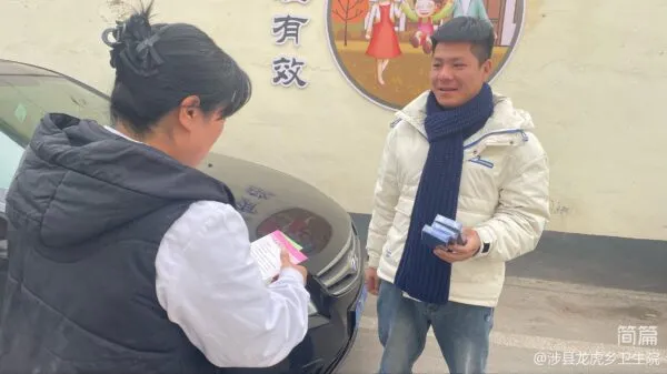 社会共治 终结艾滋 共享健康—龙虎乡卫生院开展药具宣传活动