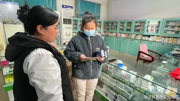 社会共治 终结艾滋 共享健康—龙虎乡卫生院开展药具宣传活动