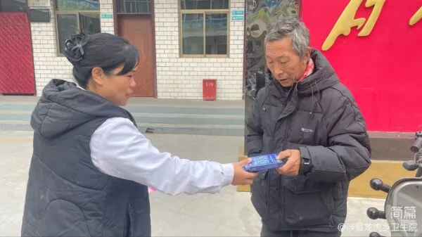 社会共治 终结艾滋 共享健康—龙虎乡卫生院开展药具宣传活动