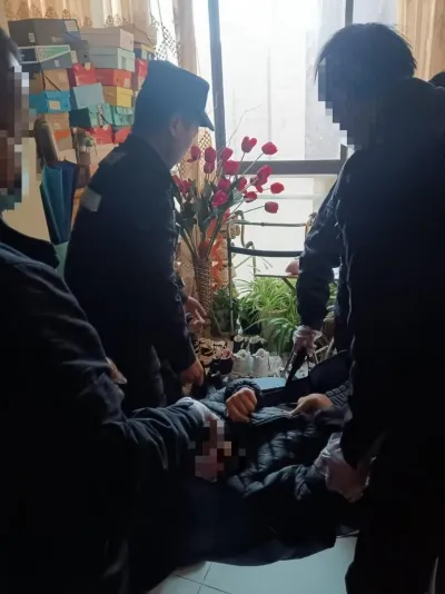 老人摔倒3小时后触发SOS求助,特警紧急救助转危为安