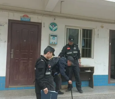 八旬老人寻亲迷路误上高速 特警暖心救助送其回家
