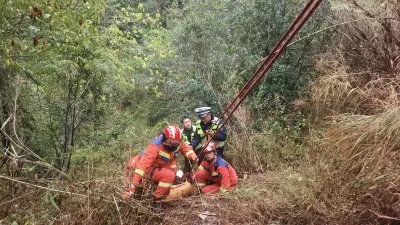 永平：皮卡车冲下50米山崖消防紧急营救1名被困人员