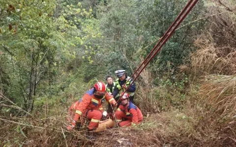 永平：皮卡车冲下50米山崖消防紧急营救1名被困人员