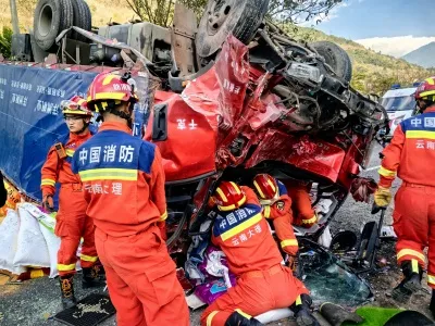 大理漾濞:货车侧翻1人被困,消防快速出警营救