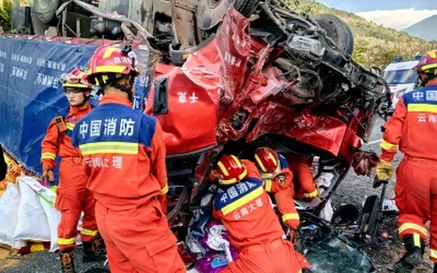 大理漾濞：货车侧翻1人被困，消防快速出警营救