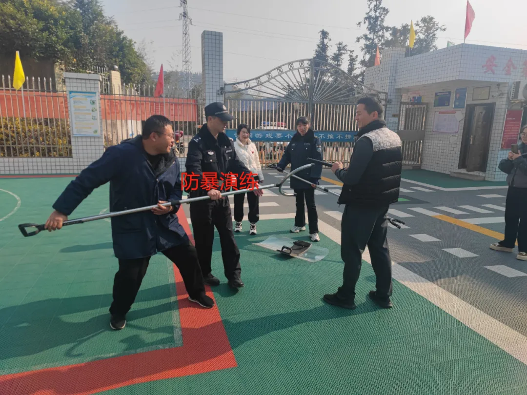 防“恐”入侵,临“暴”不乱——白石派出所开展校园反恐防暴应急培训及法治宣讲活动 防“恐”入侵,临“暴”不乱——白石派出所开展校园反恐防暴应急培训及法治宣讲活动