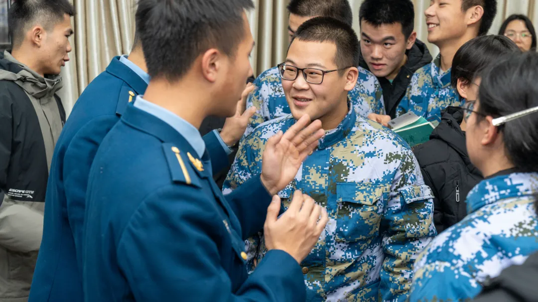 国防班毕业生交流会:铁血与担当的交汇点 国防班毕业生交流会:铁血与担当的交汇点