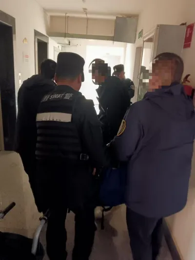 老人摔倒3小时后触发SOS求助,特警紧急救助转危为安