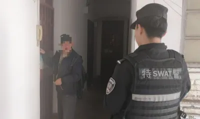 八旬老人寻亲迷路误上高速 特警暖心救助送其回家