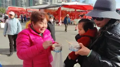 昆明公交举行温暖冬季爱在公交“腊八节”送粥活动