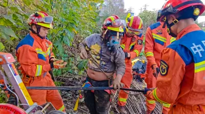 云南红河:提防陷“井”,蒙自市一男孩不慎坠入废弃井内消防快速救援