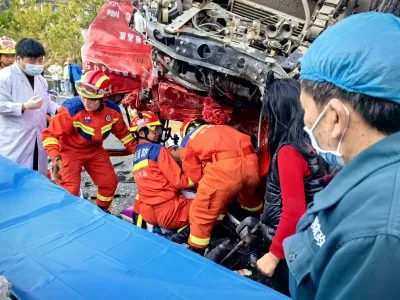 大理漾濞:货车侧翻1人被困,消防快速出警营救