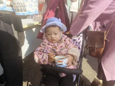 昆明公交举行温暖冬季爱在公交“腊八节”送粥活动