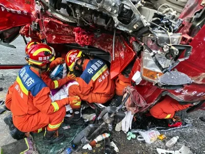 大理漾濞:货车侧翻1人被困,消防快速出警营救